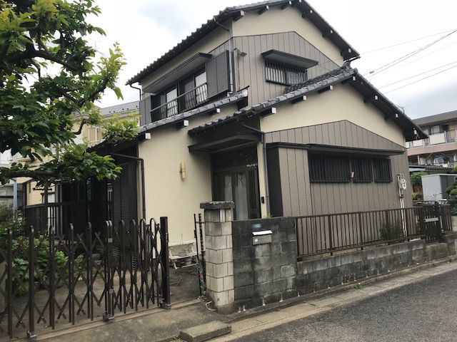 解体工事の見積書をチェックするイメージ